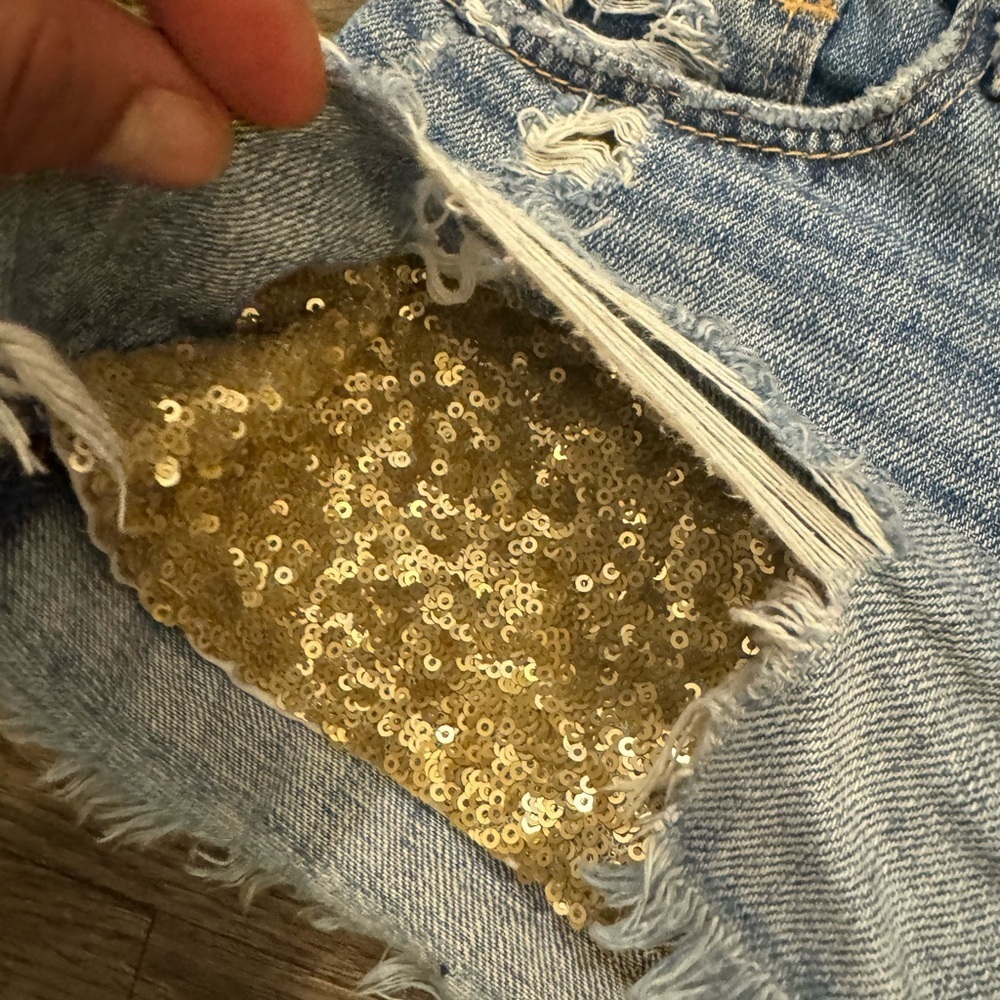 Adorable Abercrombie and Fitch gold sequin short shorts​​​ - Picture 4 of 8